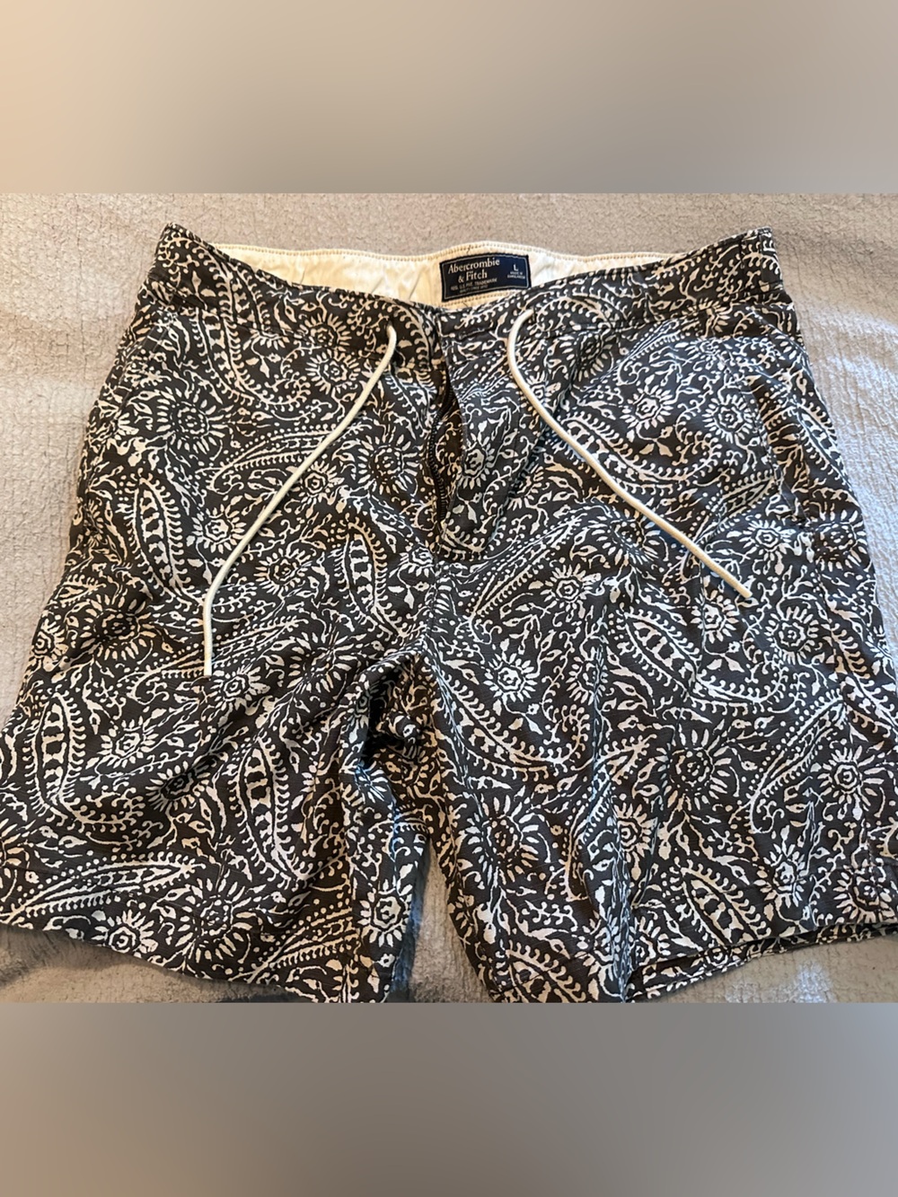 Abercrombie & Fitch Men’s Black & White Printed Shorts